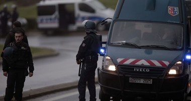 "العربية": مسلح يحتجز أطفالاً ونساءً رهائن بمتجر شرق باريس