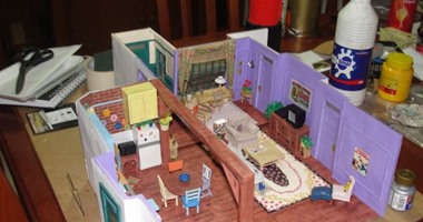 بالصور.. فنانة تبتكر نموذجًا مصغرًا لأحد منازل مسلسل Friends