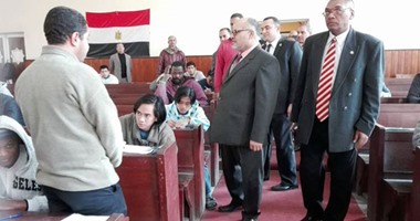 بالصور.. رئيس جامعة الأزهر يتفقد لجان الامتحانات بالدراسة