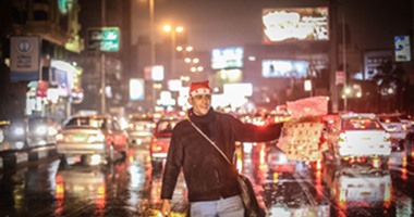 المصريين يتحدون الأمطار ويحتفلون باستقبال 2016