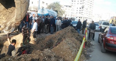 بالصور..انفجار ماسورة مياه وتوقف حركة السير بشارع عبد السلام عارف بالمنصورة