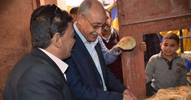 السكرتير العام ورئيس مدينة الإسماعيلية يفتتحان مخبزا بقرية عين غصين