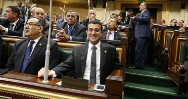 طارق الخولى يجلس على كرسى كمال الشاذلى بالجلسة الإجرائية البرلمان