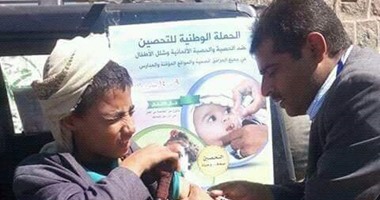 السلاح فى يد والتطعيم فى أخرى.. صورة ترسم معاناة أطفال اليمن