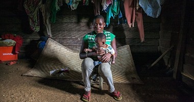 أمهات فى عُمر الطفولة..إيطالية تُجسد بالصور معاناة الفتيات فى أفريقيا