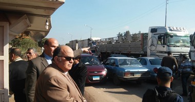 محافظ الدقهلية يسحب رخص سائقى 6 عربات نقل لإعاقتهم المرور بمركز منية النصر