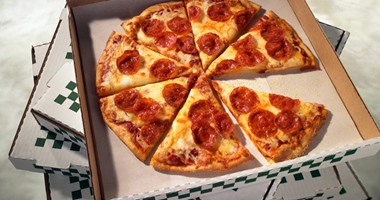 "FDA" تحذر: علب "البيتزا" تحتوى على 3 مواد كيميائية تسبب السرطان