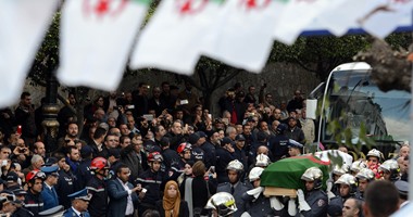 بالصور.. الجزائر تودع آخر قادة حرب الاستقلال فى جنازة شعبية ورسمية