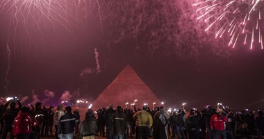 بالصور..وكالة الأنباء الفرنسية تبرز احتفالات رأس السنة تحت سفح الأهرامات