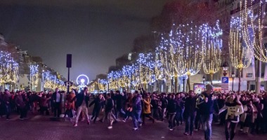 احتفالات العام الجديد فى فرنسا ...شعب تحدى الأرهاب بالورد 