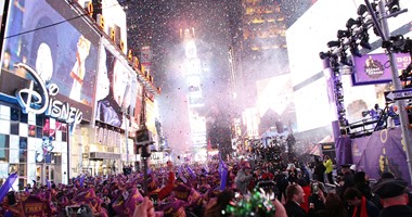 بالصور.. نجوم العالم يستقبلون العام الجديد بوصلات الغناء فى نيويورك