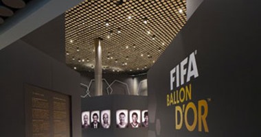 فيفا يعرض الكرة الذهبية للجماهير احتفالا بافتتاح متحف الاتحاد الدولى