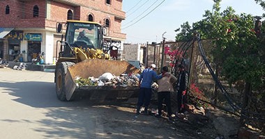 بالصور.. مجلس مدينة بئر العبد يواجه القمامة بـ6 سيارات و36 عامل نظافة