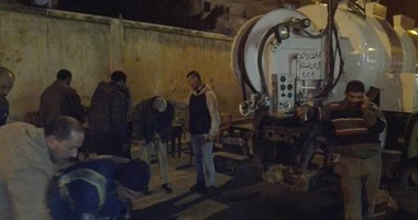 بالصور.. إصلاح هبوط أرضى غائر بمنطقة المعمورة البلد شرق الإسكندرية