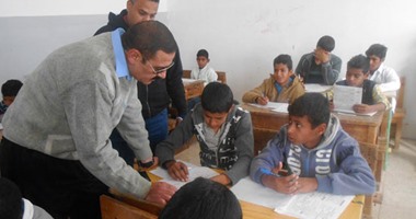 بالصور.. رئيس مدينة دهب بجنوب سيناء يتفقد سير الامتحانات بالمدارس