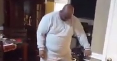 بالفيديو..رجل بدين يسقط على ظهره ضاحكاً بعد محاولة فاشلة لاستخدام “هوفر بورد”