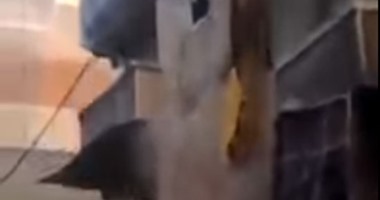نشطاء يتداولون فيديو لحظة انهيار عقار كامل بمنطقة فيكتوريا بالإسكندرية