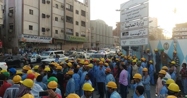 بالصور.. إضراب عمال شركة "بن لادن" السعودية  بسبب تأخر رواتبهم