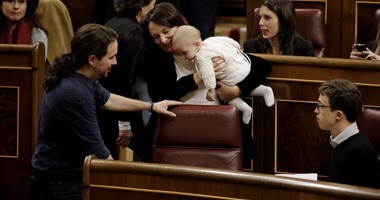 بالصور..نائبة إسبانية تثير جدلا بعد إرضاع طفلها فى أولى جلسات مجلس النواب
