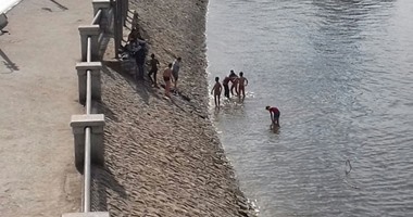 طلاب المرحلة الإعدادية يسبحون فى النيل عقب أداء امتحان نصف العام