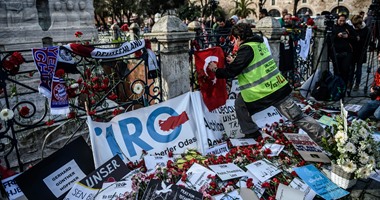 بالصور.. شموع وورود وأعلام أمام نصب تذكارى للألمان ضحايا تفجيرات اسطنبول