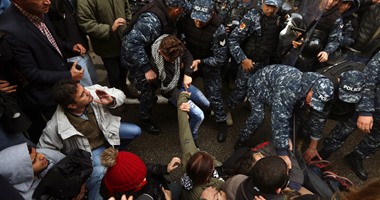 بالصور.. الأمن اللبنانى يوقف مقتحمى وزارة البيئة ومحتجون يحاولون منع ترحيلهم