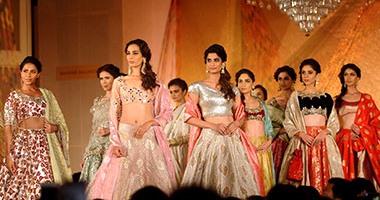 نجمة بوليوود كاترينا كيف تشارك فى عرض أزياء خيرى بالهند