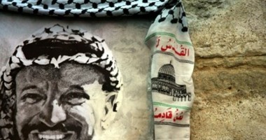 باريس تلغى مزادا خيريا بعد ضغوط إسرائيلية بسبب قطعة فنية عليها كوفية عرفات