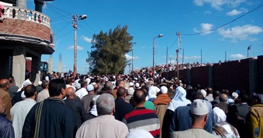 الآلاف من أهالى البحيرة يشيعون جنازة شهيد الشيخ زويد بسيناء