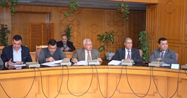 محافظ الإسماعيلية ووفد وزارة التخطيط يناقشون إنشاء محطة معالجة صرف صحى