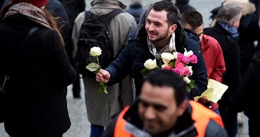 بالصور: اللاجئون يواجهون الحرب ضدهم بالحب..السوريون يطوفون شوارع "كولون" لتبرئة أنفسهم من تهمة الاعتداءات الجنسية..ويوزعون بقات الزهور ويعزفون الموسيقى..ويؤكدون: "نحترم النساء وعادات المجتمع الألمانى"