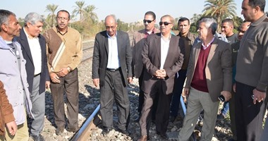 بالصور.. محافظ الإسماعيلية يتفقد مزلقان السكك الحديدية وكوبرى المنايف