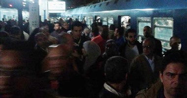 صحافة المواطن: بالصور: تكدس مواطنين على محطة  سراى القبة بسبب بطء القطارات