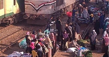 "صحافة المواطن": الباعة يفرشون بضاعتهم على شريط قطار مزلقان العياط