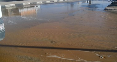 كسر ماسورة مياه رئيسية يتسبب فى ارتباك المرور بالإسكندرية