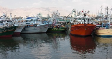 وصول مركب صيد ميناء الأتكة بعد مصرع صياد من طاقمها فى إطلاق رصاص بالبحر الأحمر