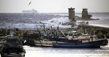 سوء الأحوال الجوية توقف رحلات الصيد في ميناء البرلس