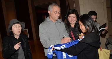 بالصور.. مورينيو يوقع على قميص تشيلسى فى الصين