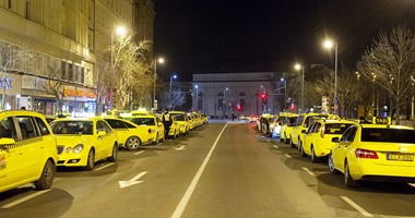 بالصور.. سائقو الأجرة فى بودابست يقطعون الطريق مطالبين بإلغاء "أوبر"