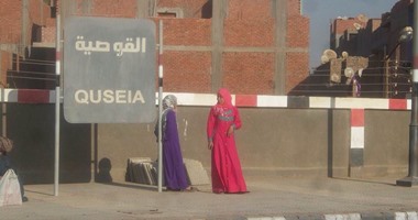 بالصور. رصيف محطة القوصية بأسيوط يهدد حياة الركاب