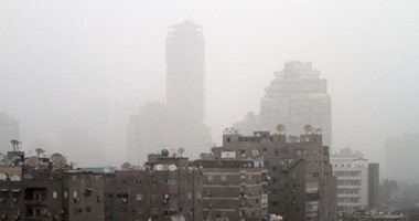 عواصف ترابية تعيق الرؤية على الطرق وانخفاض الحرارة فى القاهرة والجيزة