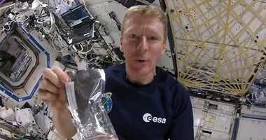 بالفيديو.. البريطانى "تيم بيك" يستعرض طريقة إعداد القهوة فى الفضاء