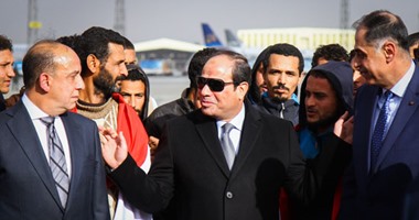 بالصور.. الرئيس يوقف موكبه ويستدعى طاقم المأمورية لشكرهم على إعادة المصريين من ليبيا