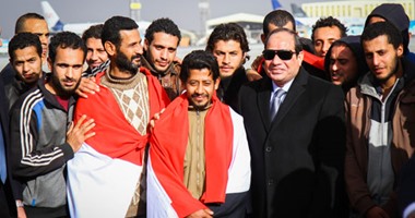 بالصور.. السيسي يداعب الشباب العائدين من ليبيا: "معاكم 50 جنيه كده ولا حاجة"