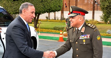 وزير الدفاع يستقبل نظيره العراقى لتبادل الخبرات فى المجالات العسكرية