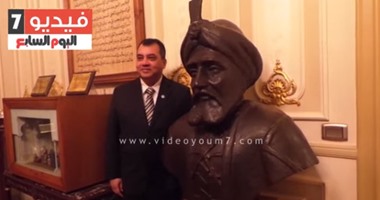 بالفيديو.. رئيس الاتحاد البرلمانى الدولى يلتقط صورة تذكارية مع تمثال "صلاح الدين" بمكتبة البرلمان