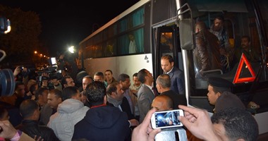 المصريون العائدون من ليبيا يتجهون لقريتهم بسمالوط بعد لقاء المحافظ