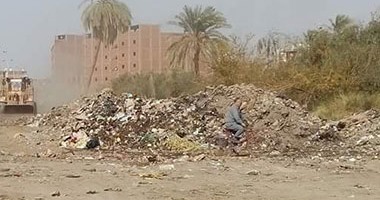 بالصور.. أهالى كوم أمبو يرفعون القمامة على نفقتهم بعد تقاعس مجلس المدينة