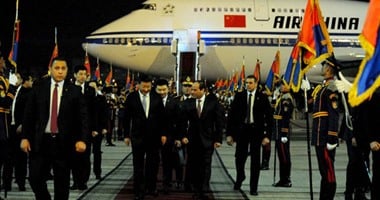 السيسى يستقبل الرئيس الصينى فى صالة كبار الزوار بمطار القاهرة