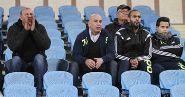 بالفيديو والصور.. حسام حسن يحفز لاعبى المصرى أمام الزمالك من المدرجات